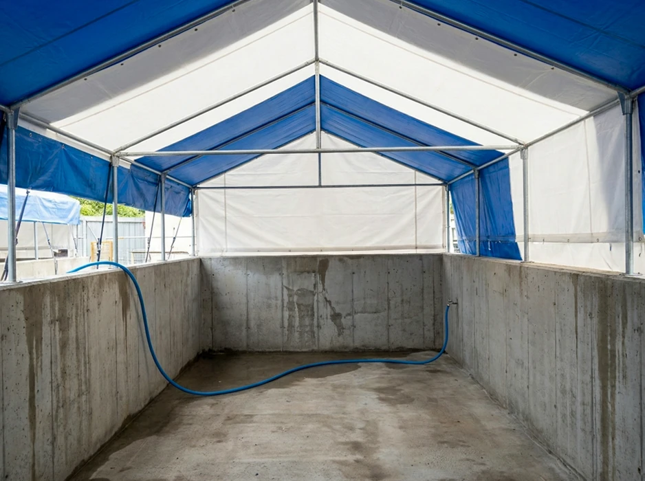 Piscine rectangulaire extérieure à débordement avec liner bleu ciel, entourée d'un dallage en grès cérame beige