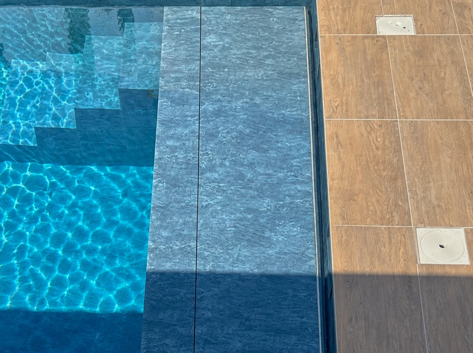 Espace spa intérieur luxueux avec bassin d'immersion encastré en mosaïque noire