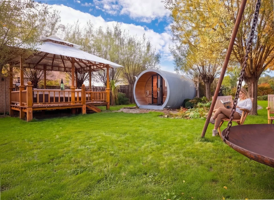 Intérieur d'un sauna traditionnel finlandais en bois clair