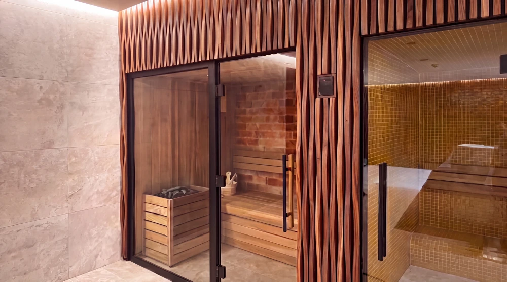 Intérieur d'un sauna finlandais traditionnel, vide, en bois clair de type épicéa ou pin nordique